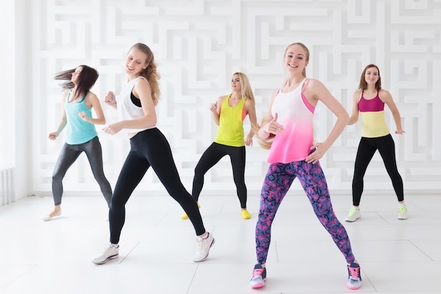 Mujeres jóvenes felices con una danza quema calorías