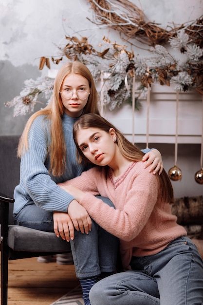 Foto mujeres jóvenes felices en ropa acogedora celebración día de la mujer