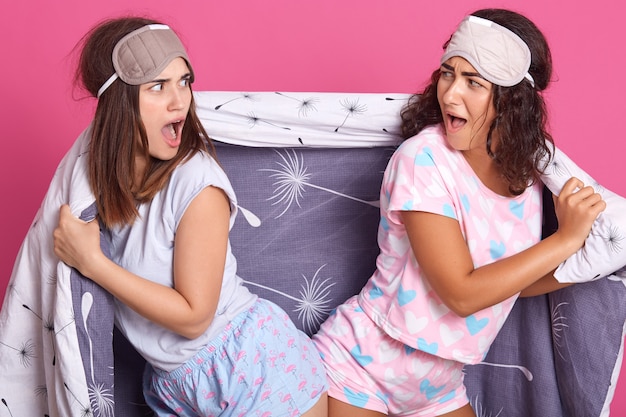 Foto mujeres jóvenes en fiesta de pijamas