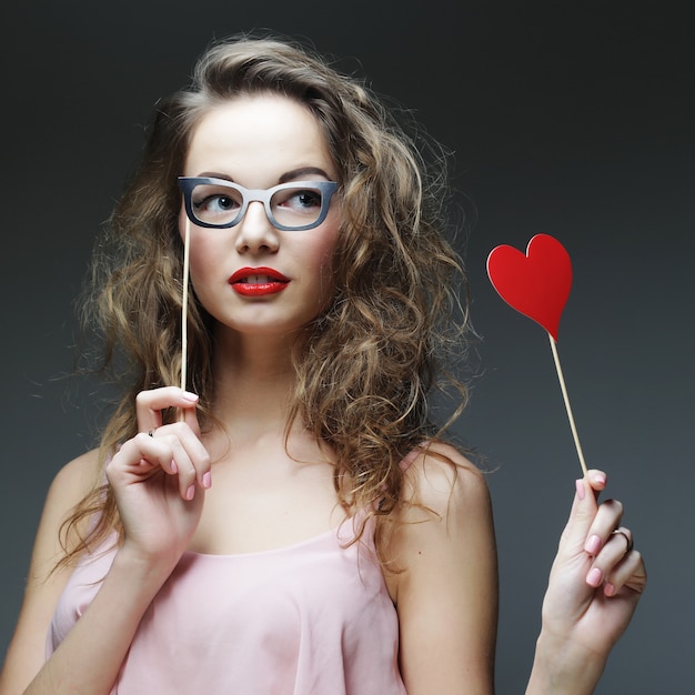 Mujeres jóvenes con gafas de fiesta.