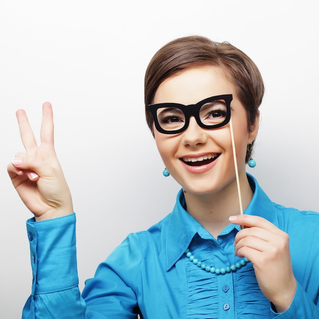 Mujeres jóvenes con gafas de fiesta.