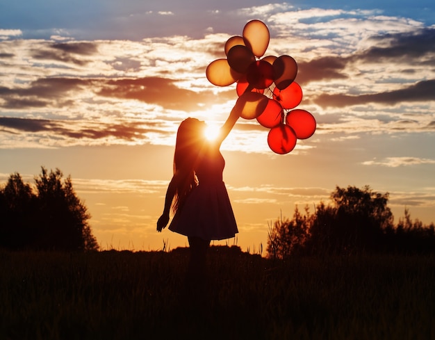 Mujeres jóvenes con globos al atardecer