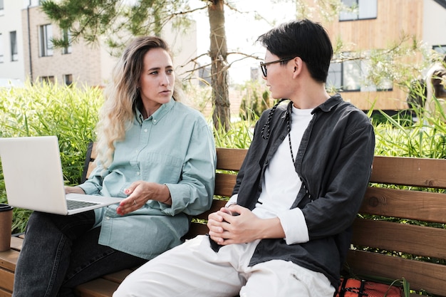 Mujeres jóvenes, hablar, aire libre