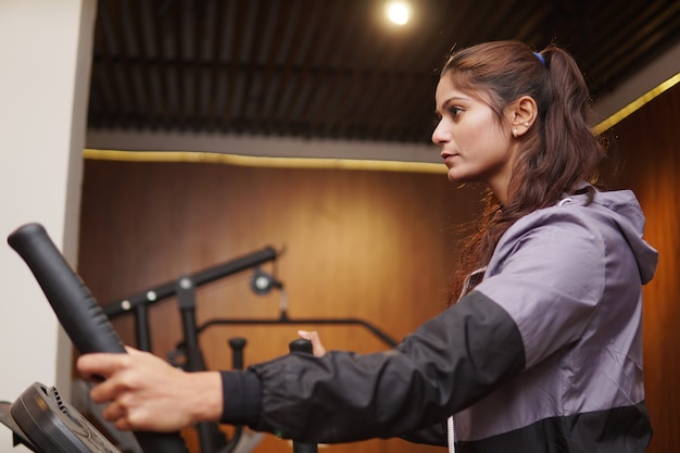 Mujeres jóvenes haciendo ejercicio