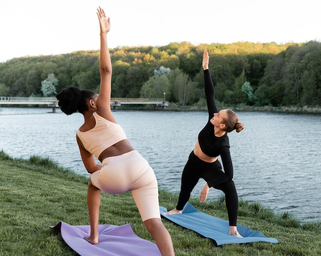 Mujeres jóvenes haciendo fitness al aire libre