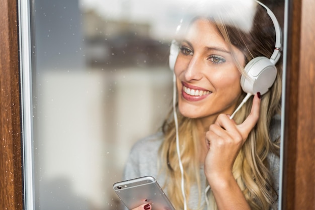 mujeres jóvenes hermosas con auriculares escuchando música