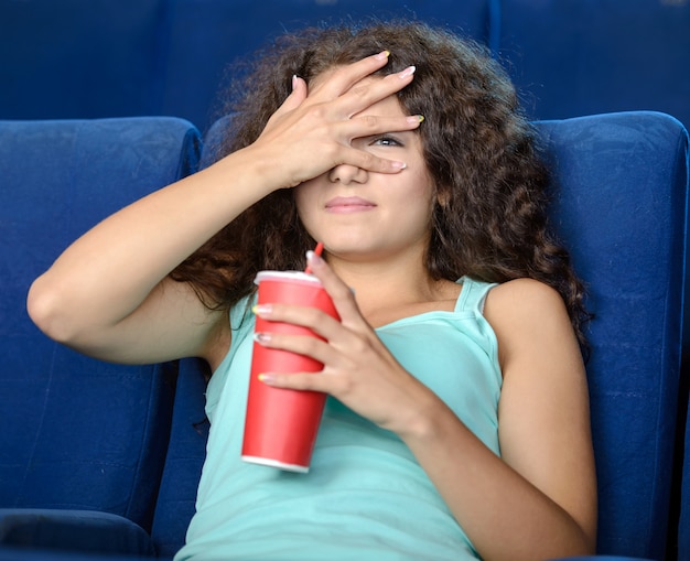 Mujeres jovenes hermosas que beben soda.