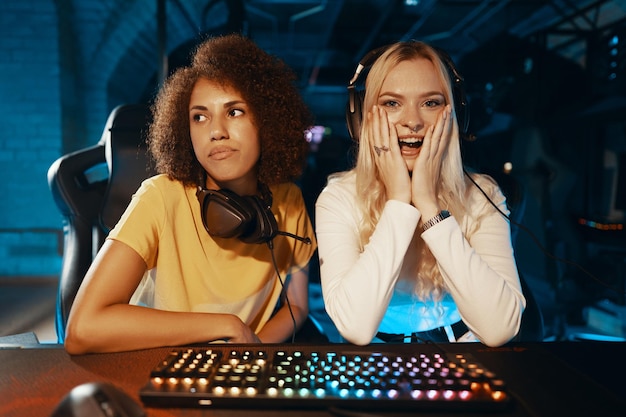 Las mujeres jóvenes juegan juegos cibernéticos