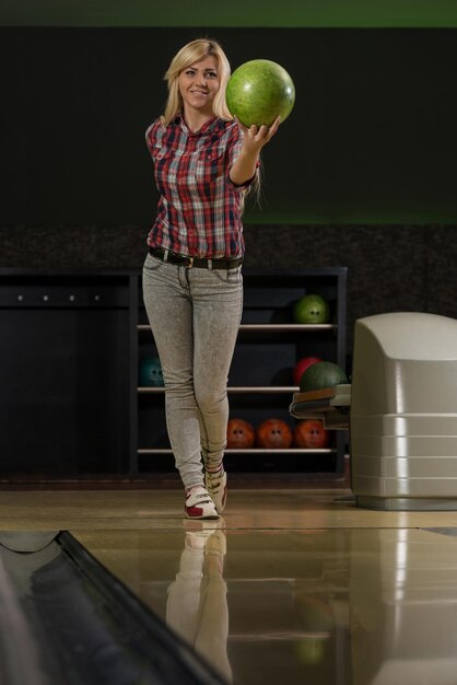 Mujeres jóvenes jugando con una bola de bolos