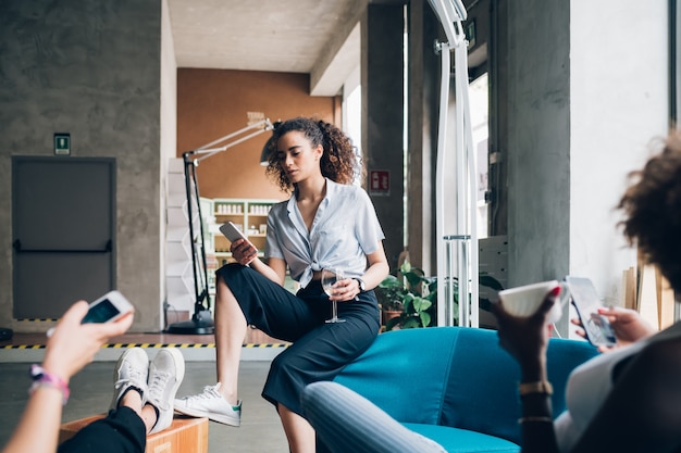 Mujeres jóvenes jugando con teléfono inteligente y relajante