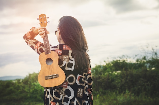 Mujeres jóvenes jugando en el ukelele