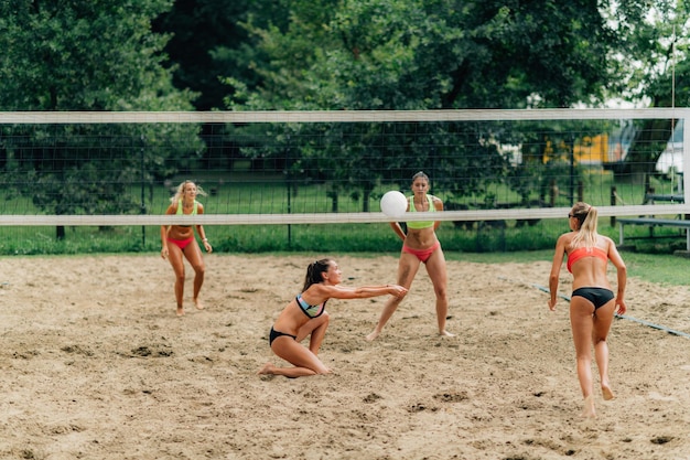 Mujeres jóvenes jugando voleibol de playa