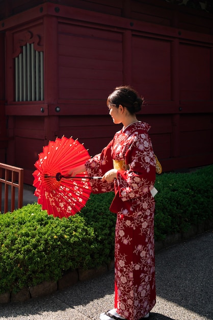 Mujeres jóvenes con kimono y wagasa