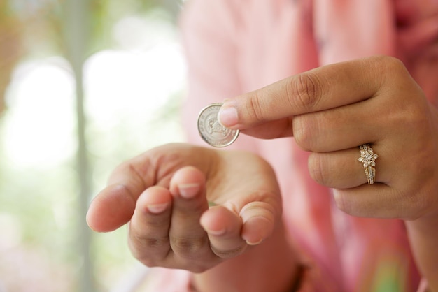 Mujeres jóvenes mano contando monedas