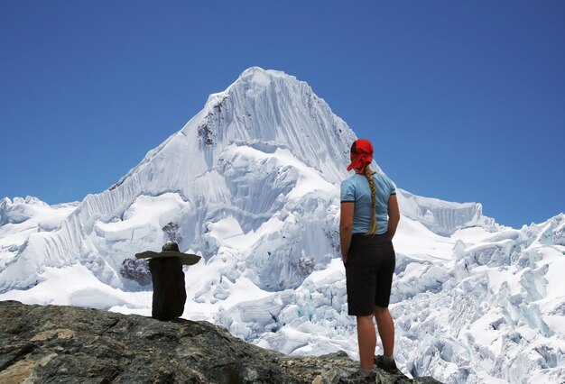 Mujeres jóvenes mirando el pico Alpamayo