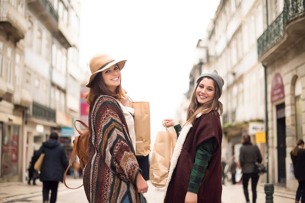 Mujeres jóvenes de moda de compras en la ciudad