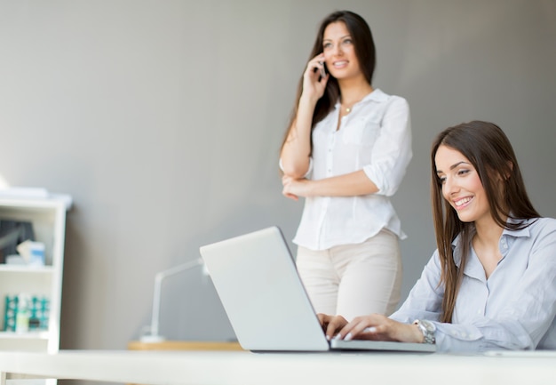 Foto mujeres jovenes en la oficina