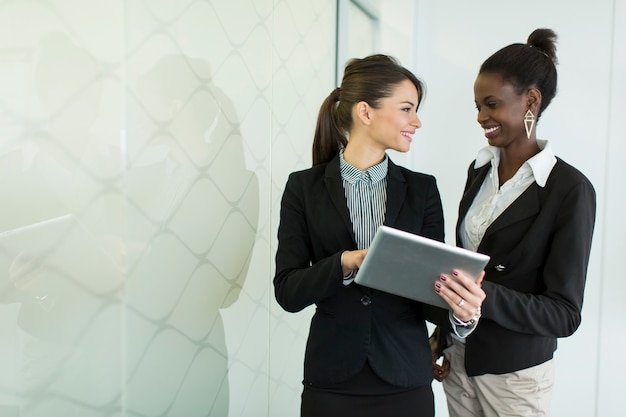 Mujeres jovenes en la oficina