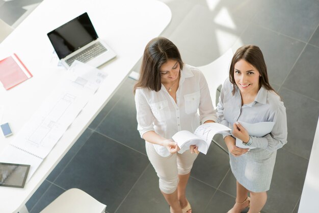 Mujeres jovenes en la oficina