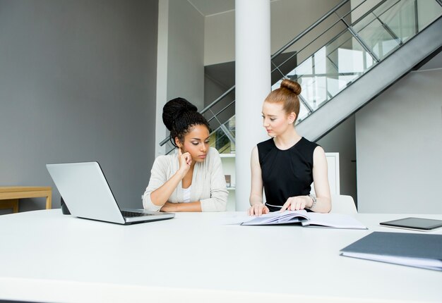 Mujeres jóvenes en la oficina