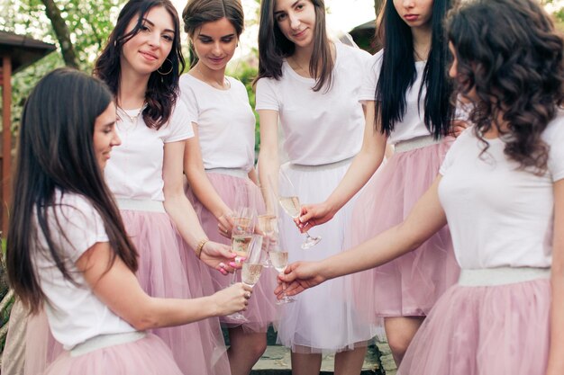 Foto mujeres jóvenes de pie frente a la gente