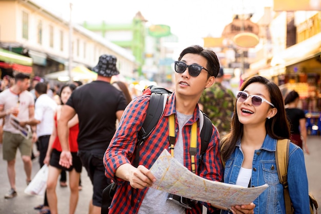 Mujeres jóvenes de pie con gafas de sol en la ciudad