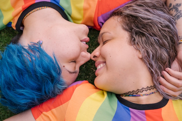 Foto mujeres jóvenes que tienen una relación homosexual.