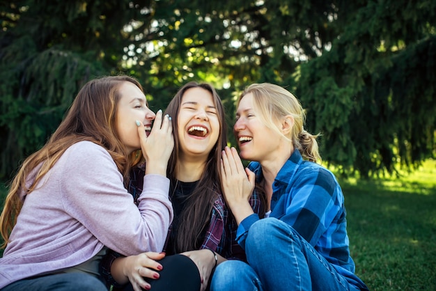 Mujeres jóvenes riendo juntos al aire libre