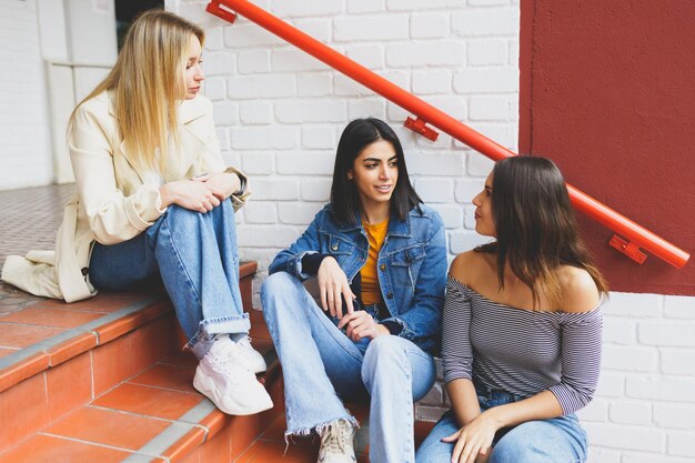 Foto mujeres jóvenes sentadas en casa.