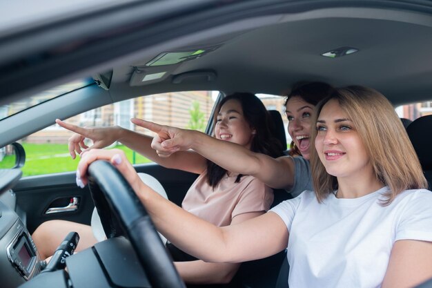 Foto mujeres jóvenes sentadas en el coche