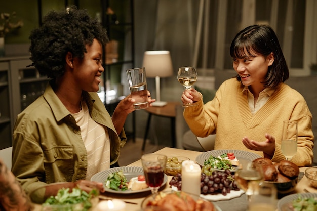 Foto mujeres jóvenes, sentado, en, mesa de comedor