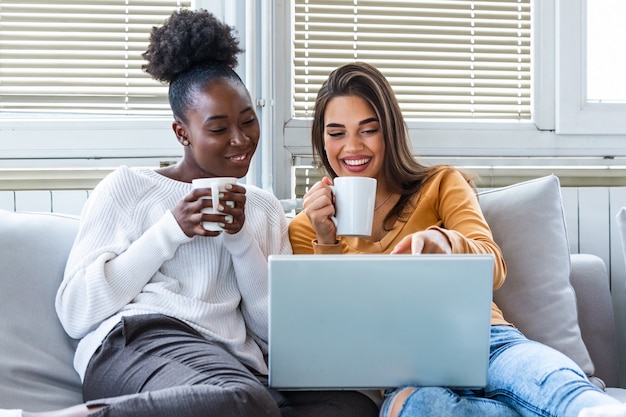 Mujeres jóvenes en un sofá y charlando