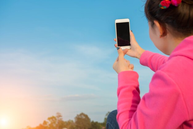 Las mujeres jóvenes son hermoso cielo selfie al atardecer