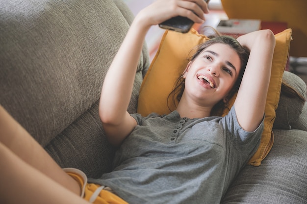 Las mujeres jóvenes sonrientes se quedan en casa