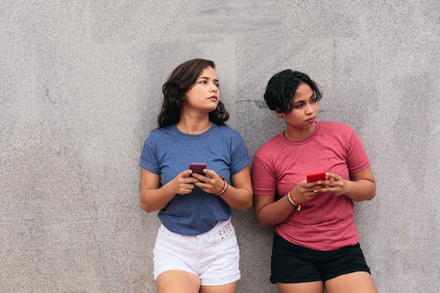 Mujeres jóvenes mediante teléfono móvil. Concepto LGBT