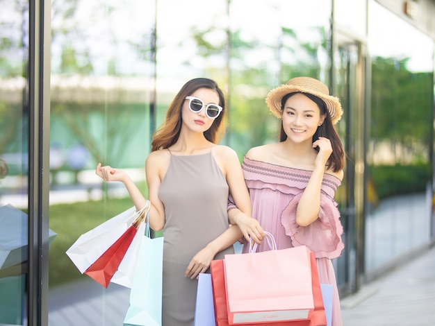 Mujeres jóvenes, tenencia, bolsas de compras