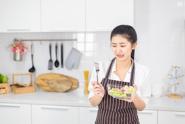 Las mujeres jóvenes tienen problemas para cocinar.