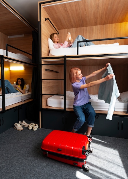 Foto mujeres jóvenes de tiro completo en un albergue