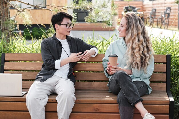 Mujeres jóvenes tomando café