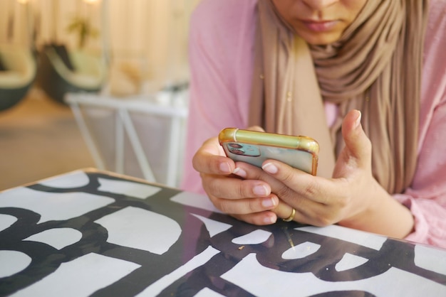 mujeres jóvenes, utilizar, teléfono inteligente, sentado, en, café