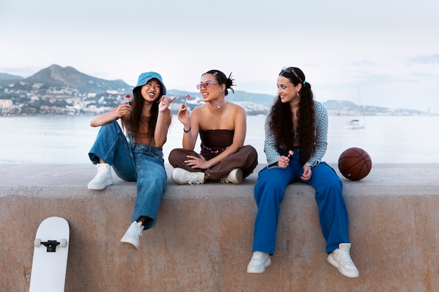 Foto mujeres jóvenes vestidas con la moda de los años 2000