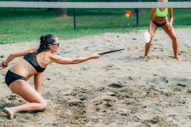 Mujeres jugando al tenis de playa