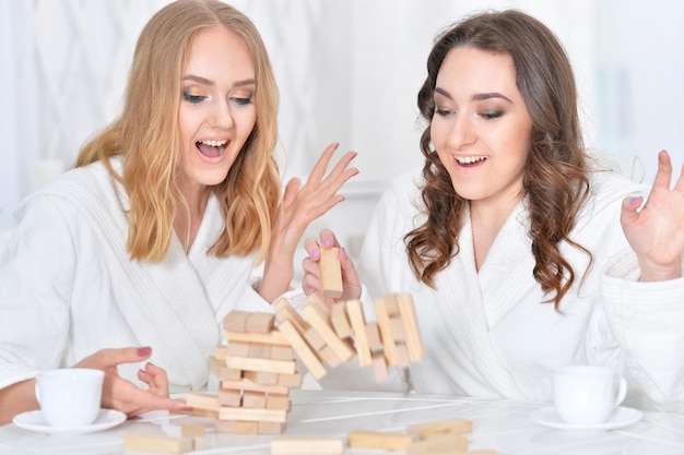 Mujeres jugando con bloques