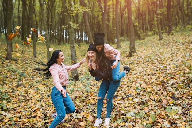 Mujeres jugando con hojas