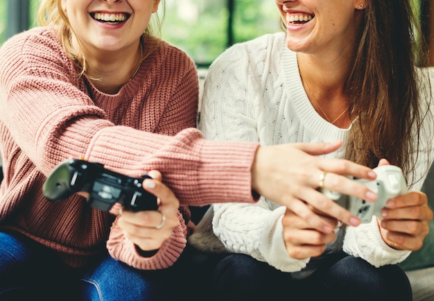 Foto mujeres jugando videojuegos juntos