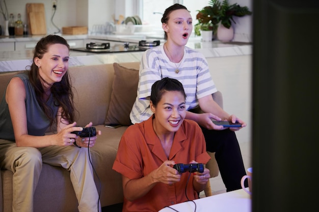 Mujeres jugando videojuegos