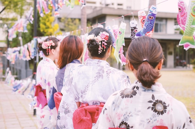 Foto mujeres con kimono mientras están de pie en la calle