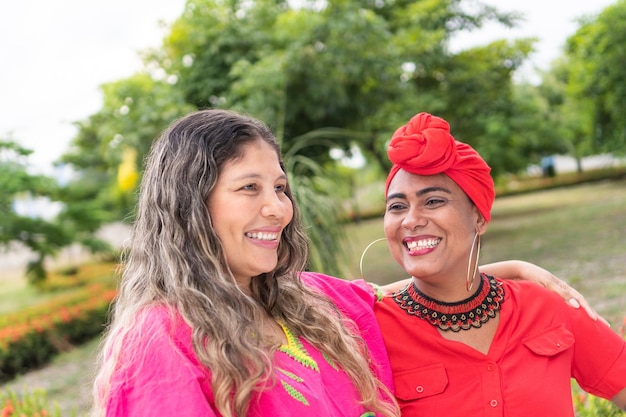 Mujeres latinas charlando y divirtiéndose en el parque