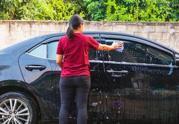 Mujeres lavando autos