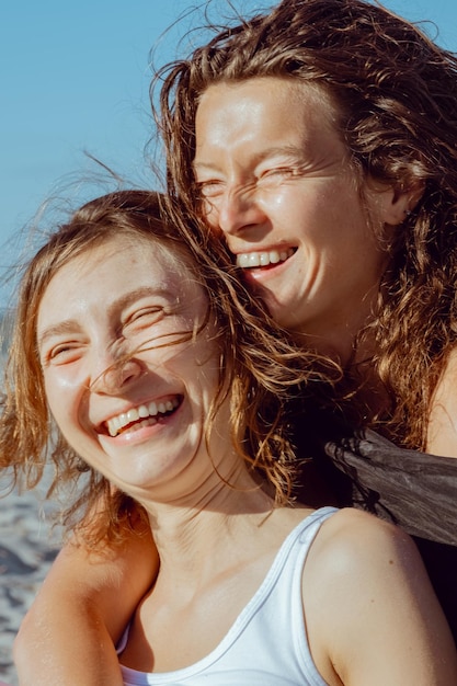 Mujeres lesbianas en la playa